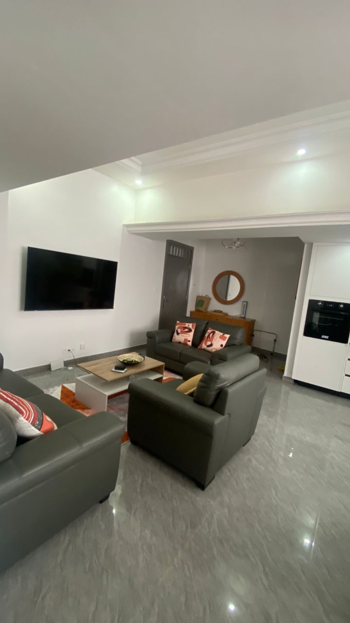 Appartement F3 meublé à louer au Point E