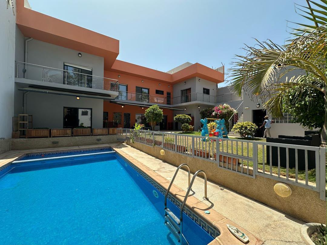Villa 5 Chambres avec Piscine à Vendre à Yoff
