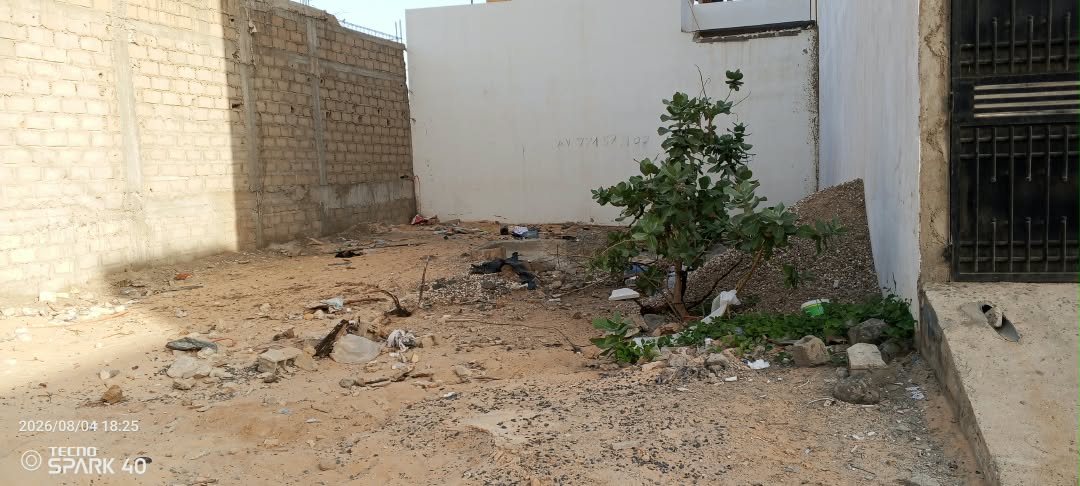 Un Terrain de 150 M2 à vendre à la Malika plage   derrière la Brioche Dorée non loin de la plage très accessible  Notification de bail Prix 35 millions négociable   Images vidéos disponible visite possible whatsapp  +221 70 505 99 56