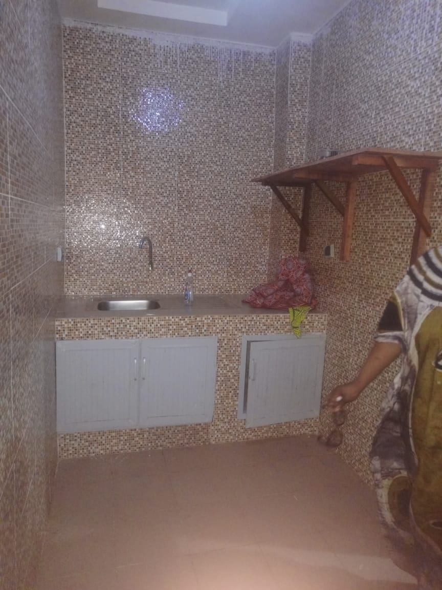 Studio à louer a angre    nouveau CHU non loin du restaurant Miss Zahui oré de chaussée avec chauf eau et clim déjà installé Loyer