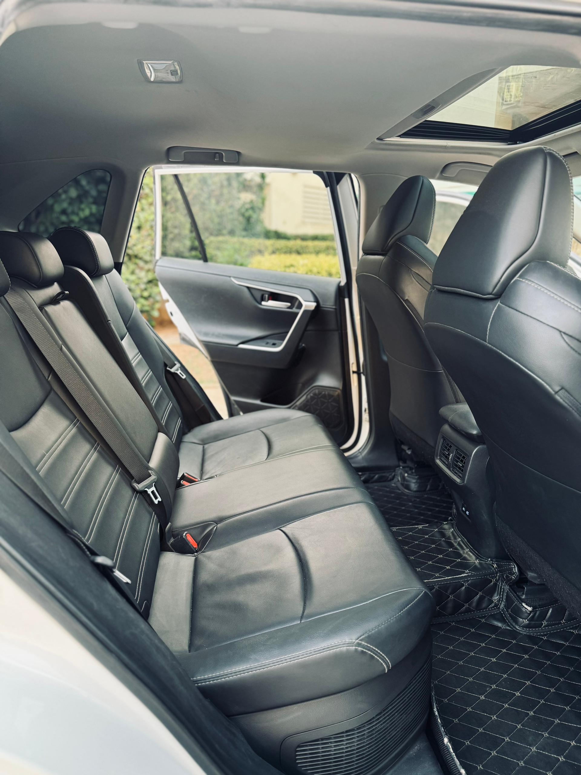 🔘 Marque : *TOYOTA* 🔘 Modèle : *RAV4 HYBRID* 🔘 Année :  *2022* 🔘 Carburant: *Essence* 🔘 Boite vitesse : *Automatique* 🔘Kilométrage   :*37.000km* 🔘 Details : 5 places , 4 cylindres  Full options, Grand écran, caméra de recule radar  , intérieur cuir