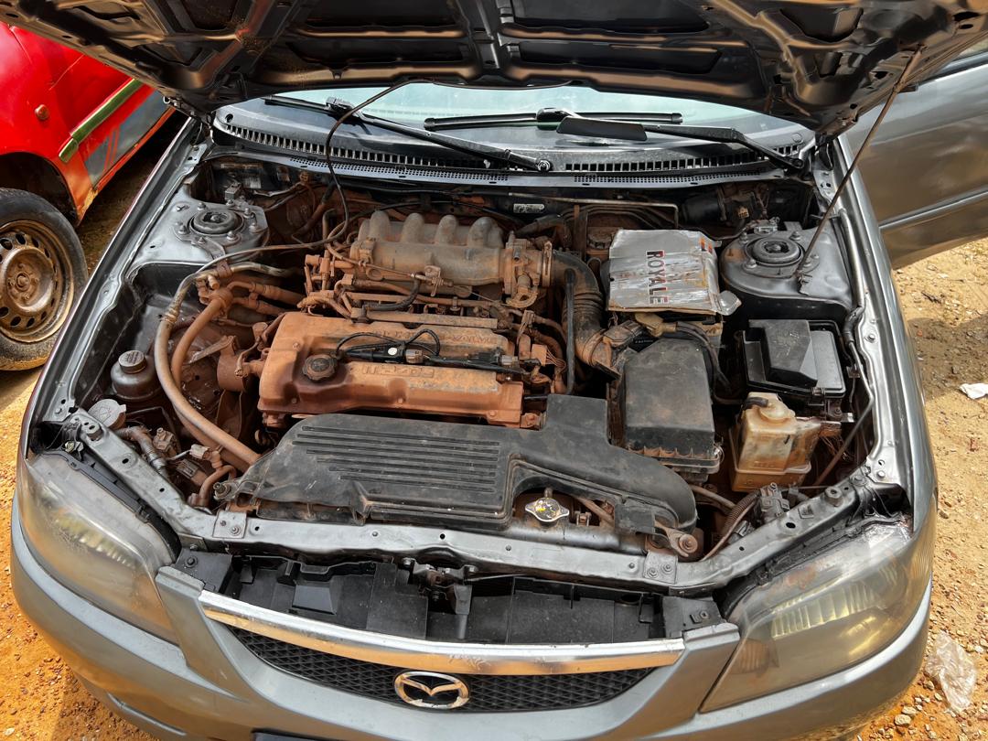 Mazda 323F..
