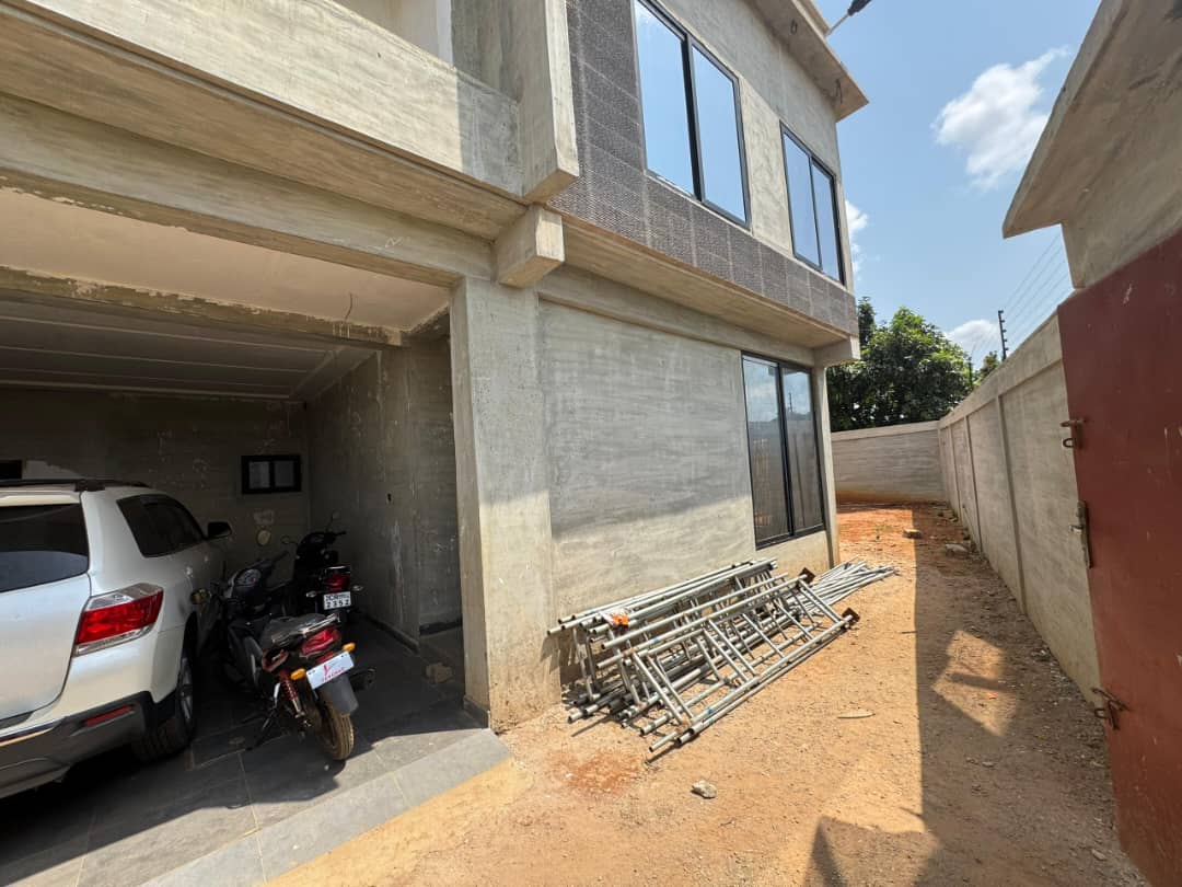Villa R+2 à Vendre à Calavi Togba