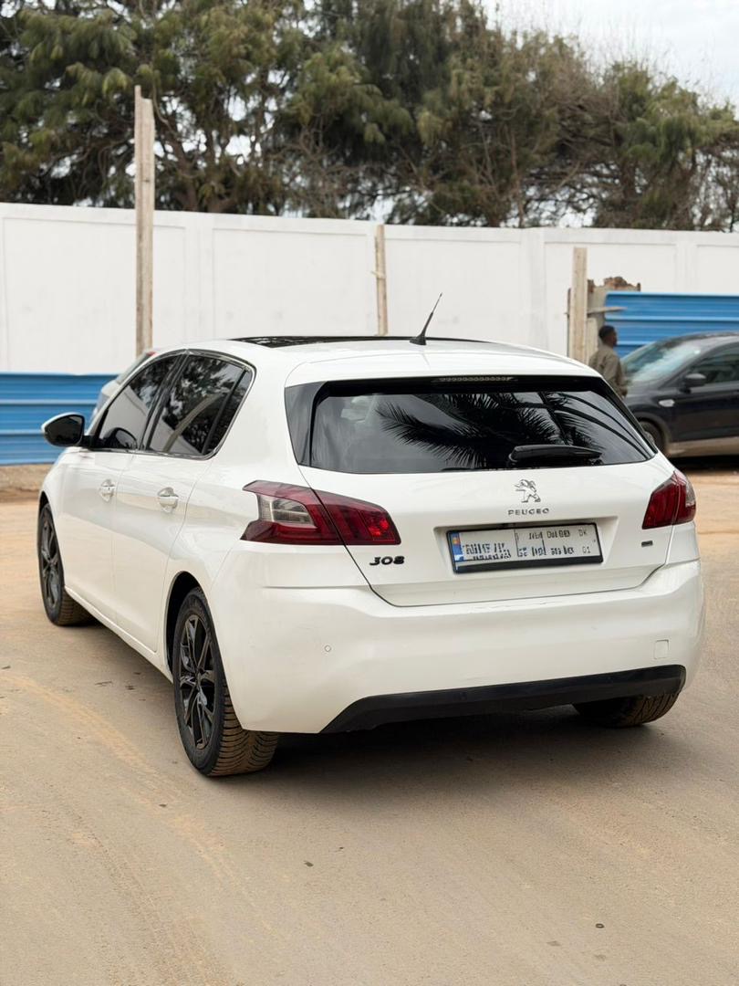 Peugeot 308 T9 automatique diesel 2015 à vendre À Dakar