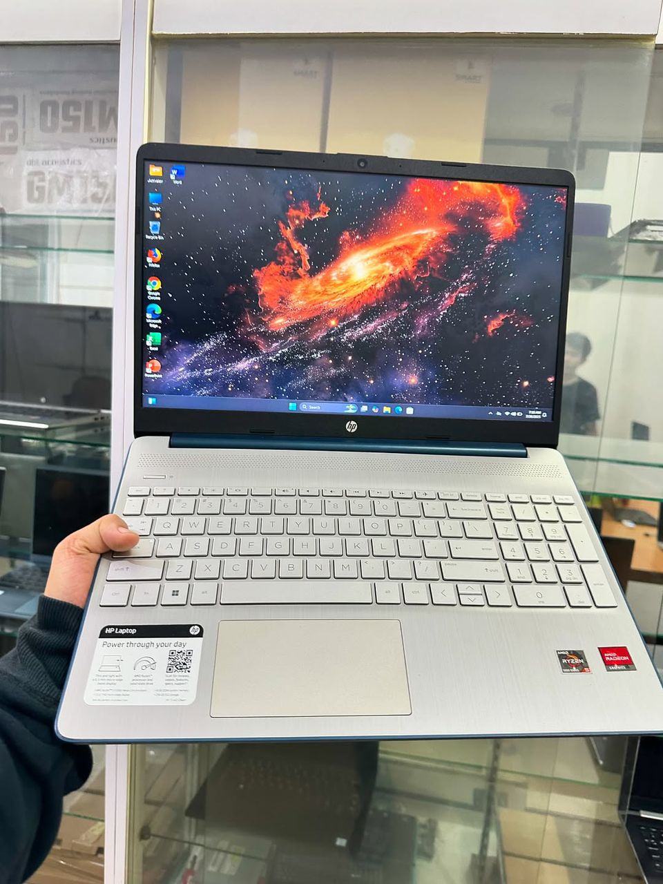 HP Laptop 15-ef2xxx  *Ryzen 5  5500U* (equivalent intel core i7 de 10ème génération)