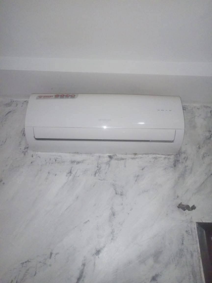 Studio à louer a angre    nouveau CHU non loin du restaurant Miss Zahui oré de chaussée avec chauf eau et clim déjà installé Loyer