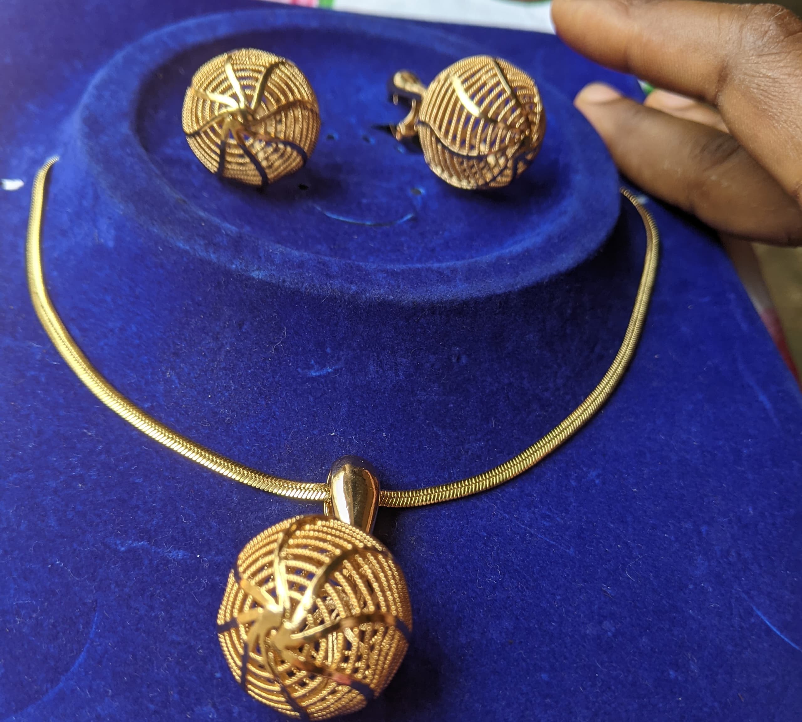 Parure bijoux dorée élégante Collier et boucles d’oreilles de luxe