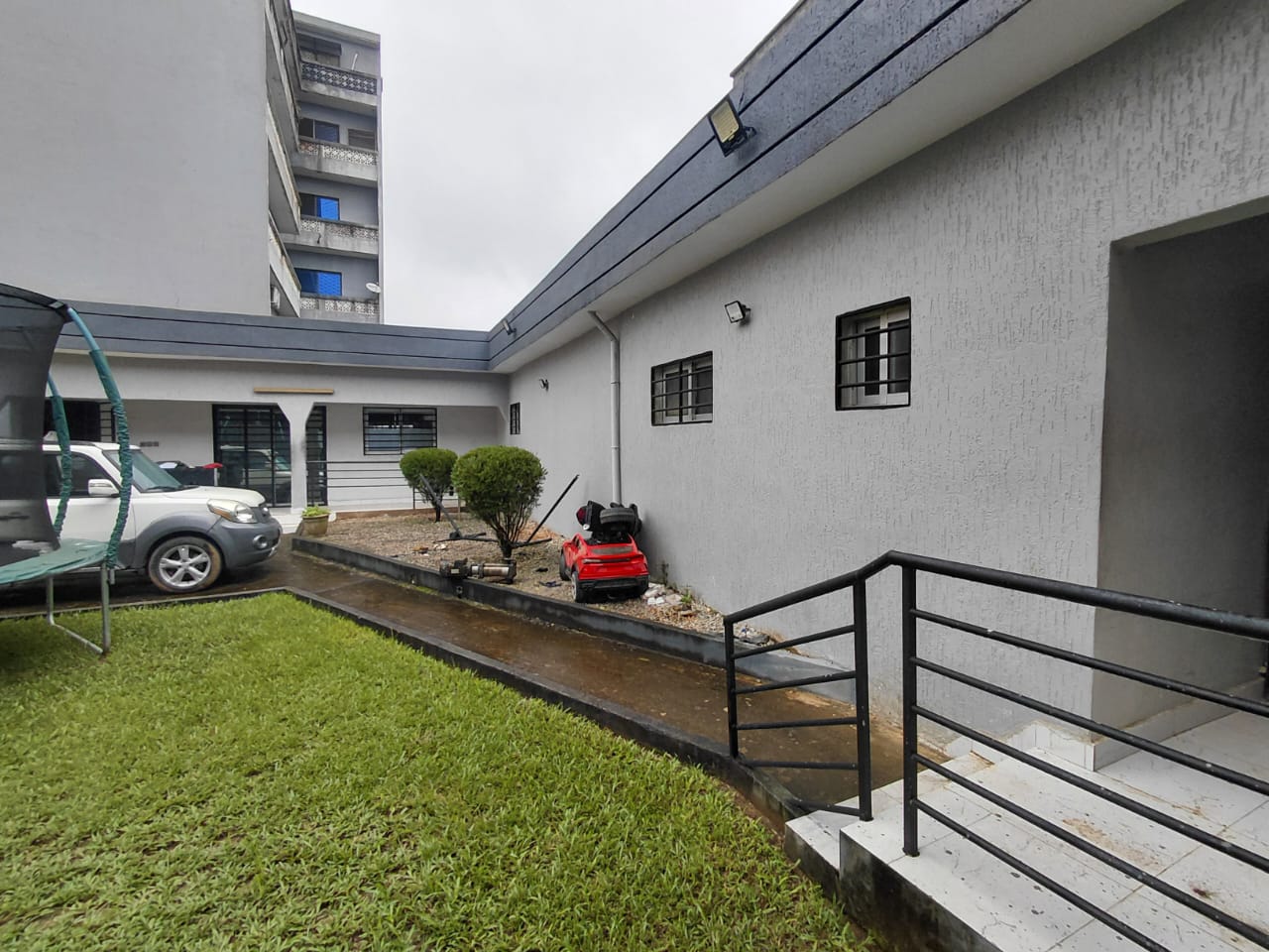 Villa Basse 5 Pièces – 500 m², ACD, Cocody Angré CHU à Abidjan