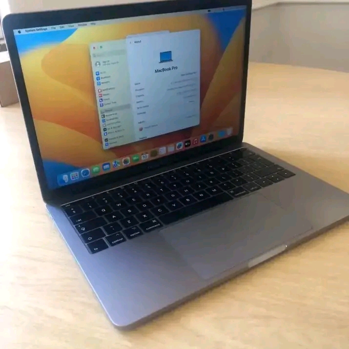 MacBook pro core i7 2017 qui a 16GB DE RAM ET 512GB