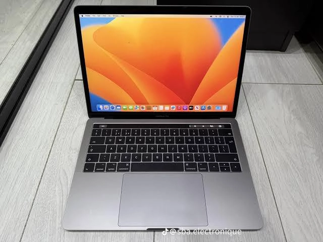 MacBook pro core i7 2017 qui a 16GB DE RAM ET 512GB