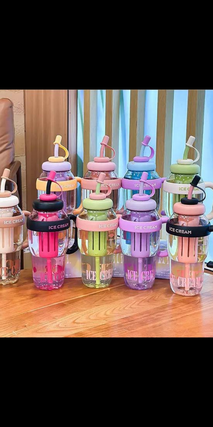 Gourde en plastique avec paille