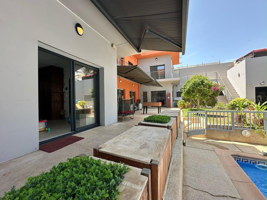 Villa 5 Chambres avec Piscine à Vendre à Yoff