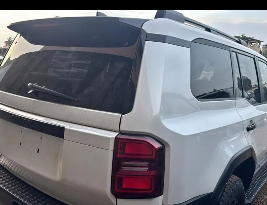 Toyota Prado 2025 essence automatique