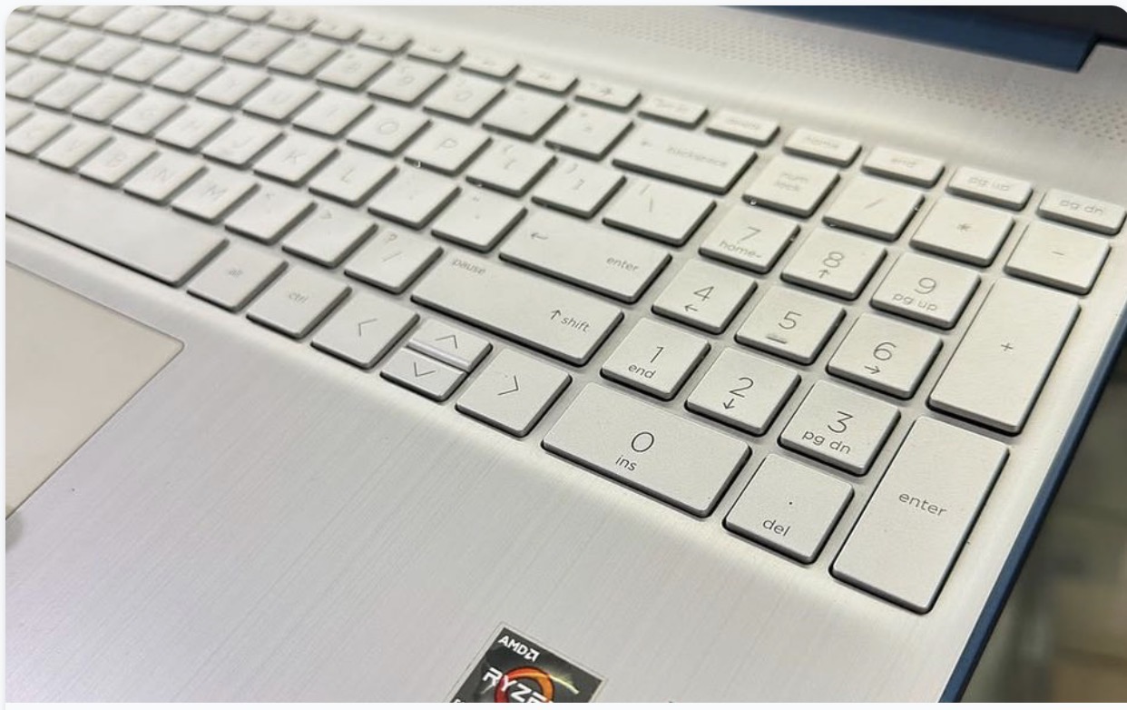 HP Laptop 15-ef2xxx  *Ryzen 5  5500U* (equivalent intel core i7 de 10ème génération)