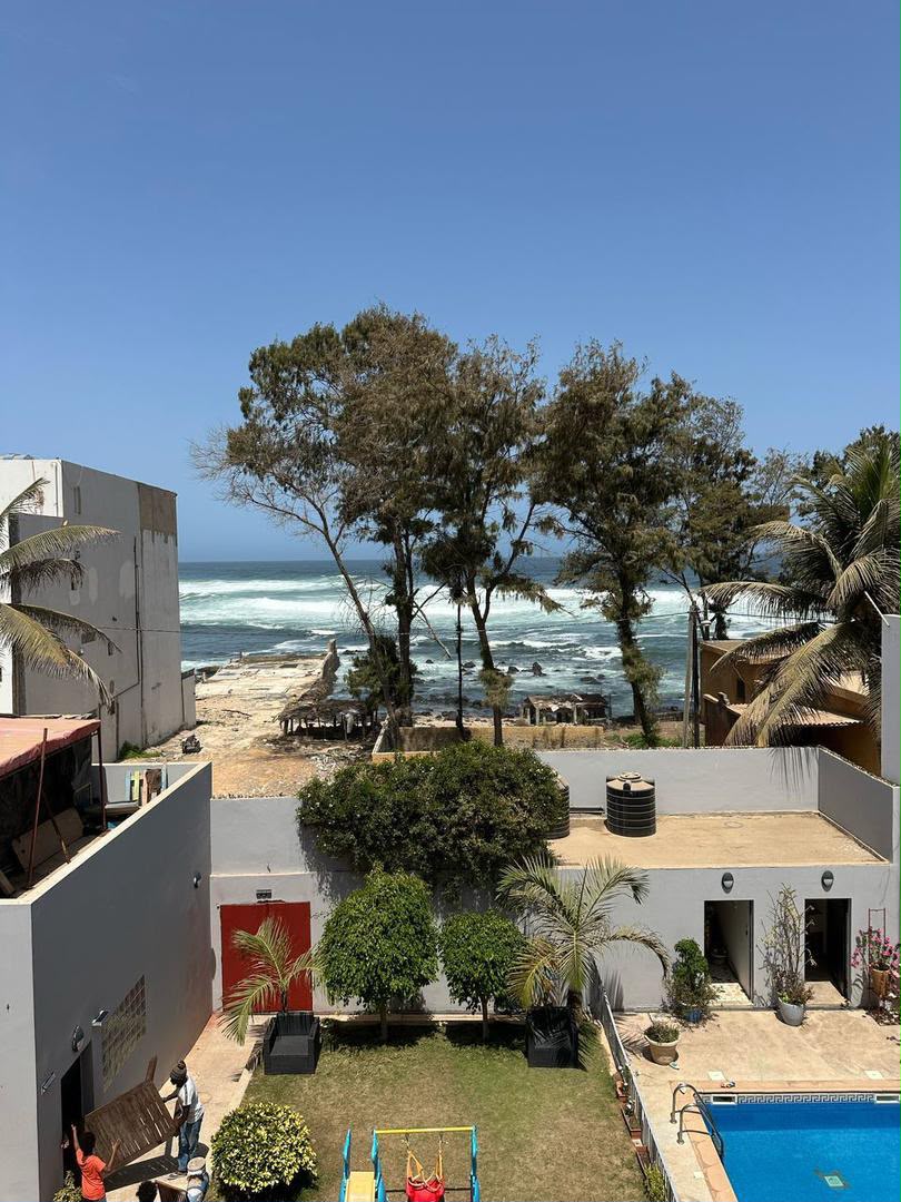 Villa 5 Chambres avec Piscine à Vendre à Yoff
