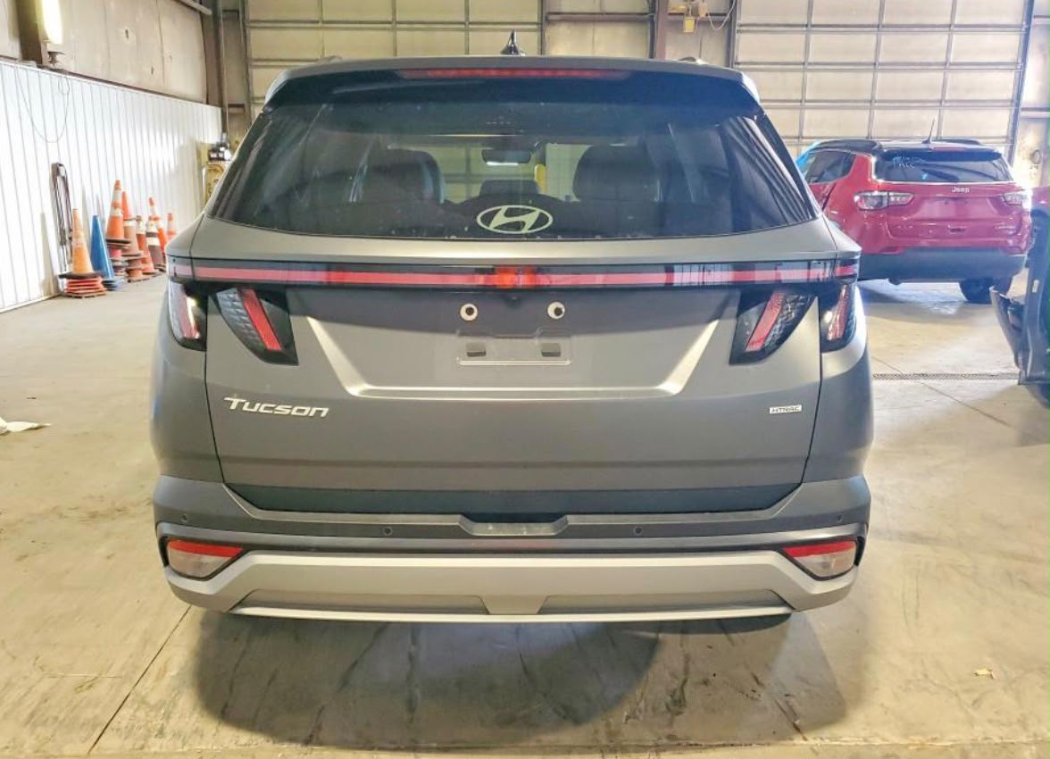 2025 Hyundai Tucson Limited - Édition Rare. **  Modèle haut de gamme, 4ème génération, rare finition mate "Shadow Matte Gray".  Extérieur : Jantes 19", feux LED, toit panoramique, barres de toit.  Moteur : 2.5L GDI atmosphérique (187 ch), boîte auto 8 rap