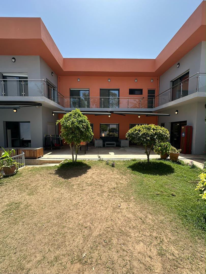 Villa 5 Chambres avec Piscine à Vendre à Yoff