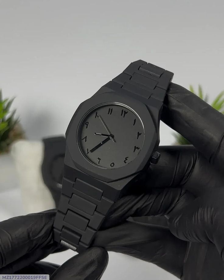 Montre stylée octogonale noire
