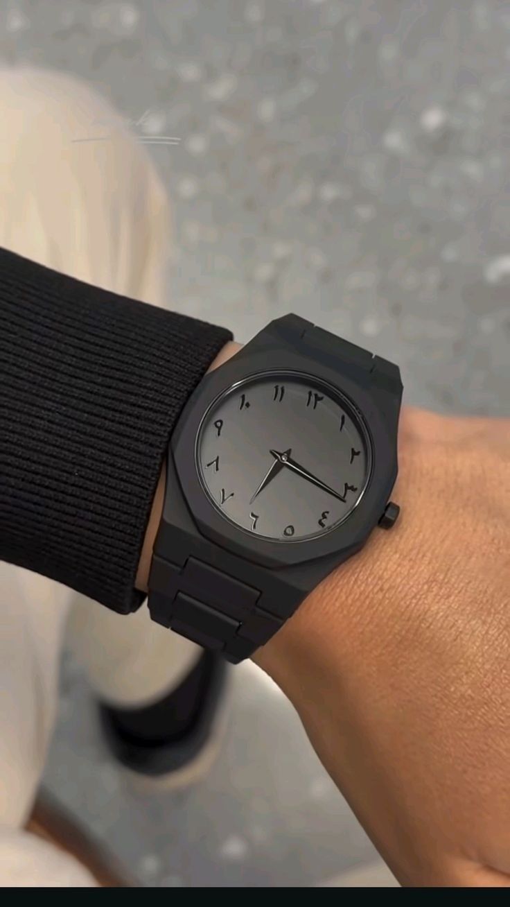 Montre stylée octogonale noire