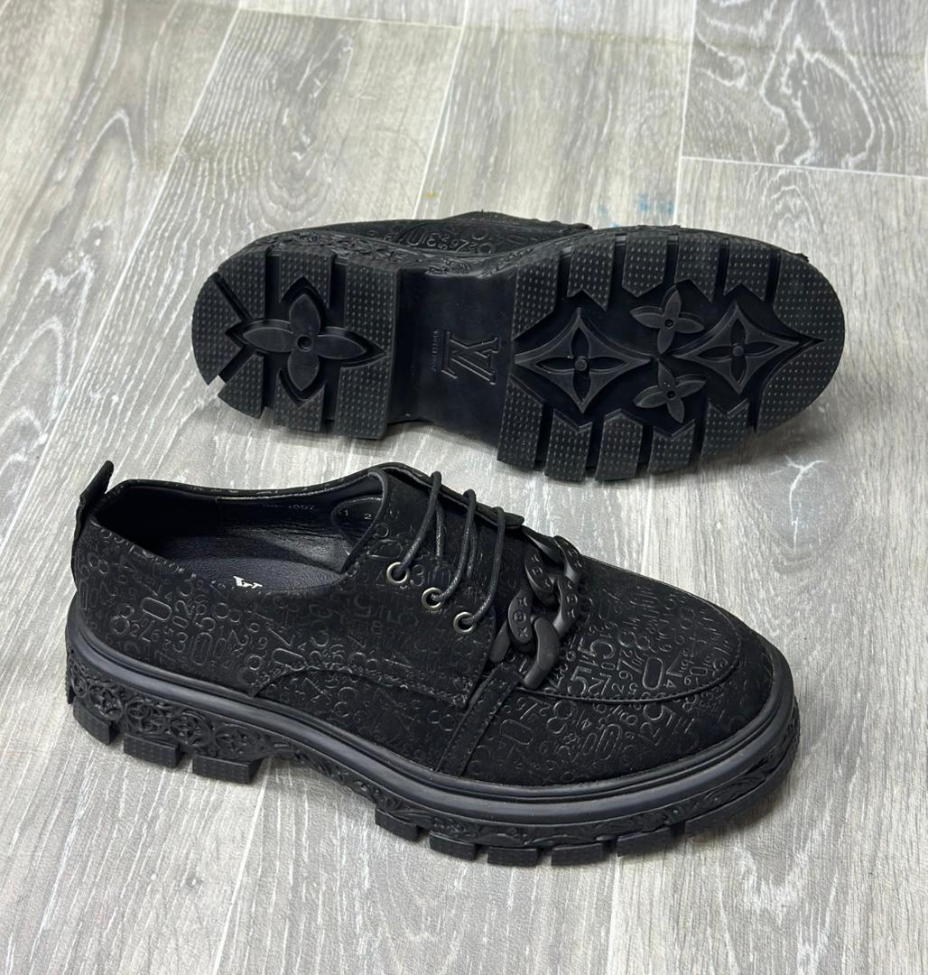 Chaussures homme noires à semelle épaisse Résistantes, modernes et confortables