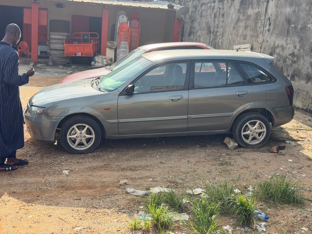 Mazda 323F..