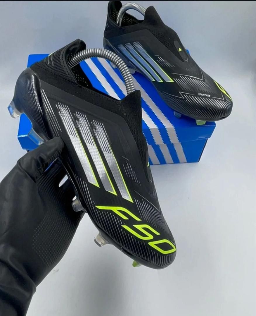 Adidas F50 – Chaussures de football légères et rapides Terrain sec (FG)