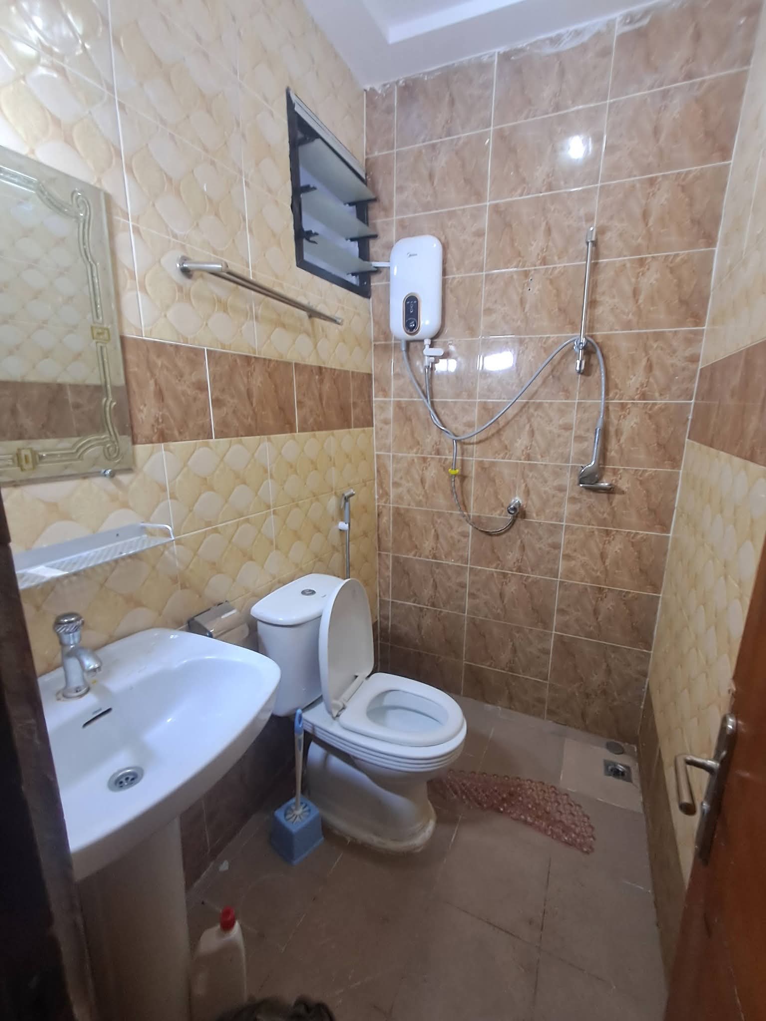 Studio à louer a angre    nouveau CHU non loin du restaurant Miss Zahui oré de chaussée avec chauf eau et clim déjà installé Loyer