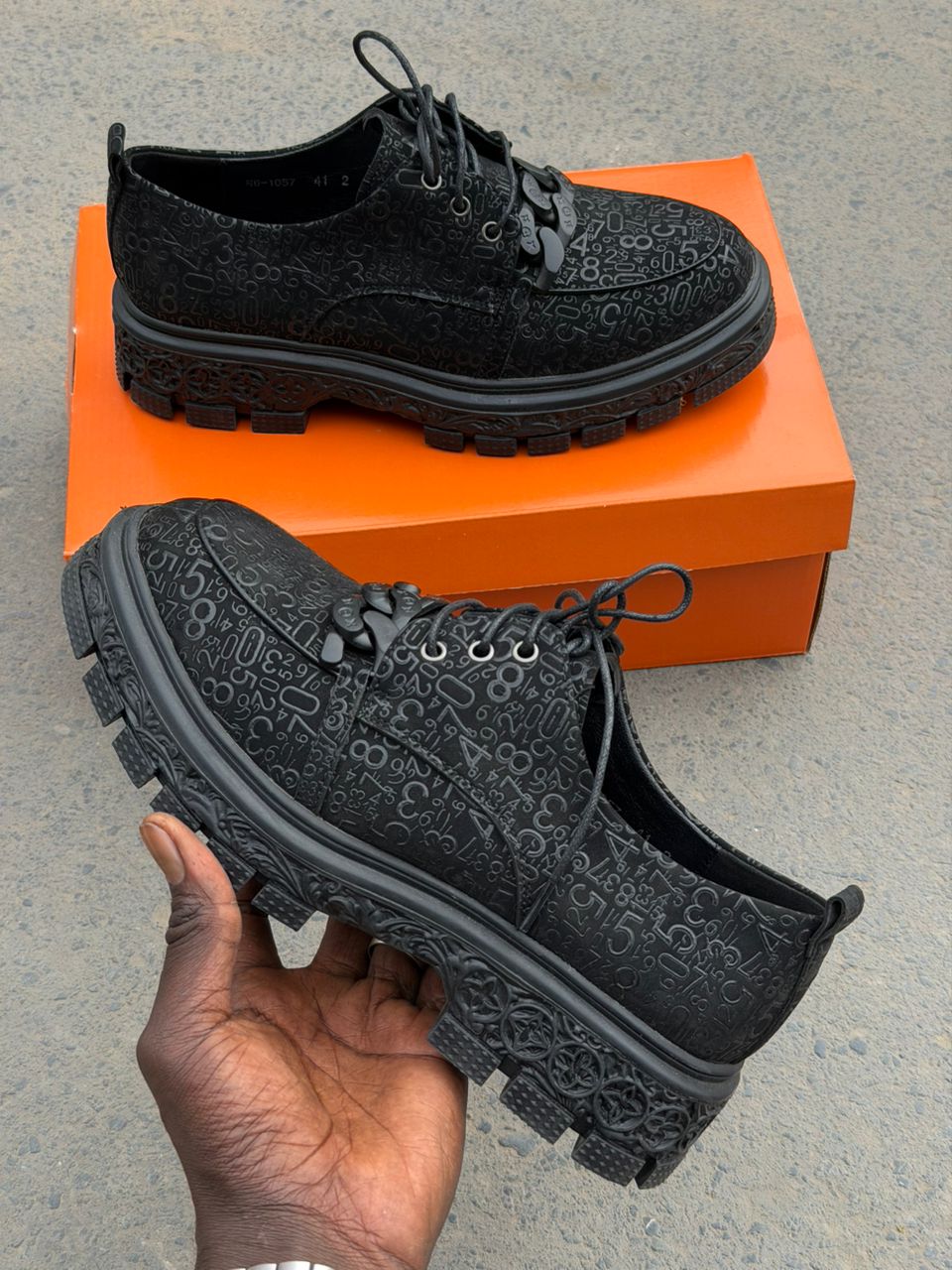 Chaussures homme noires à semelle épaisse Résistantes, modernes et confortables