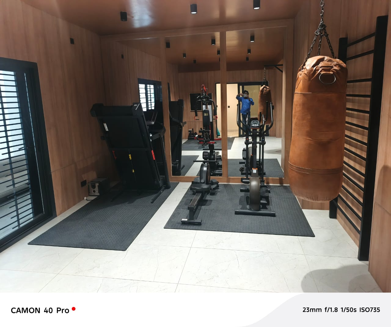 Studio meublé à louer au Point E