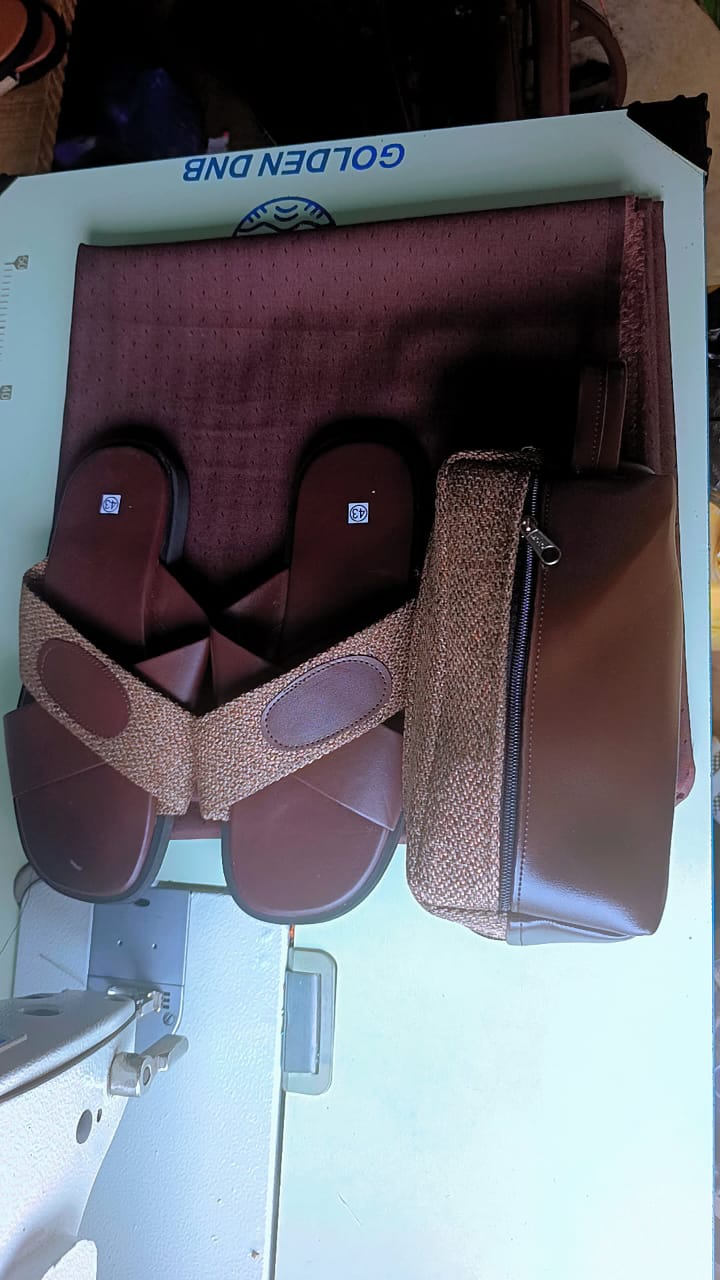 Ensemble Neuf de Sandales en Cuir et Pochette