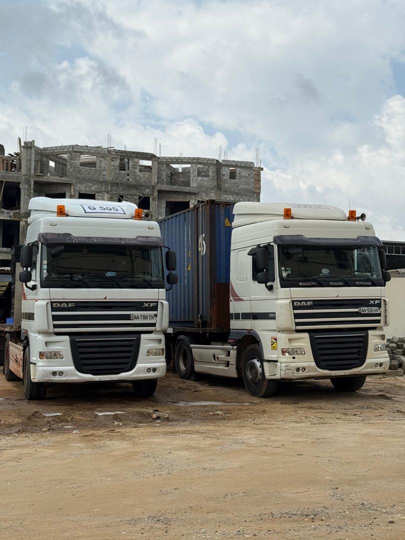 DAF XF avec Semi-Remorque Plateau – Camion de Transport Occasion