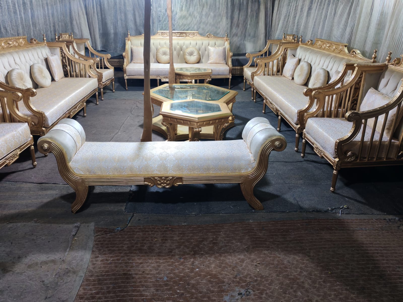 Salon royal 2 canapés et 4 fauteuils avec 2 tables