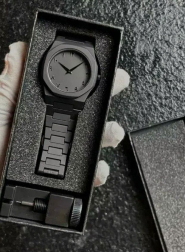 Montre stylée octogonale noire