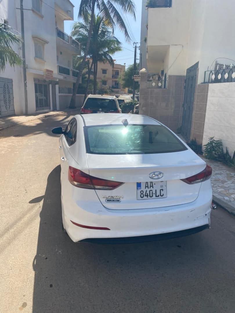 Hyundai Elantra 2018 Automatique Essence à vendre à Dakar | Bon prix